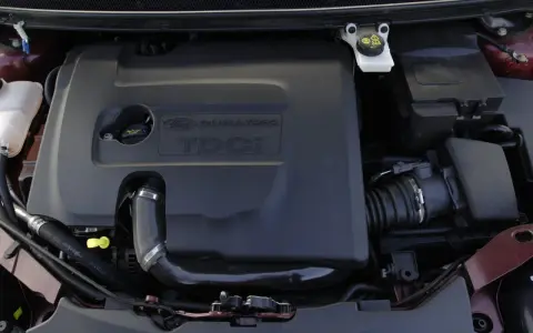 Silnik Ford Focus MK2 1.6 TDCI. Widoczna czarna osłona silnika z napisem "DURATORQ TDCI".