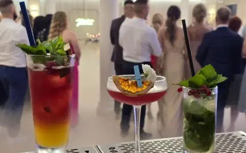 Idealne drinki na wesele: Trendy, przepisy, barman czy DIY?
