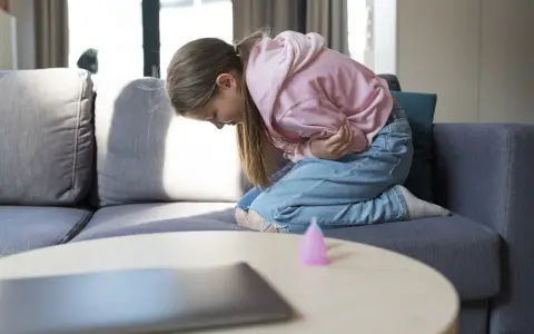 Wymioty u dziecka? Szybka pomoc: nawadnianie, dieta, alarm!