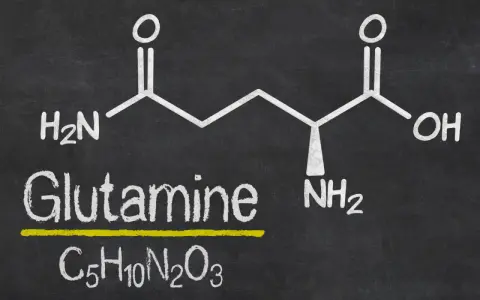 Wzór chemiczny L-glutaminy na tablicy.