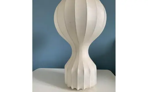 Lampada da terra in design Gatto, con base scanalata e paralume a palloncino in materiale traslucido.