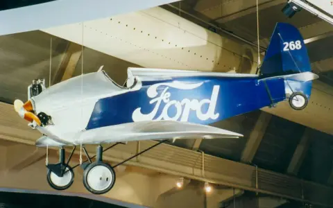 Ein historisches Ford Flugzeug mit blauem Rumpf und dem Ford-Logo, ausgestellt im Museum.