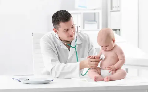 Pediatra bada prawidłową klatkę piersiową u dziecka stetoskopem.