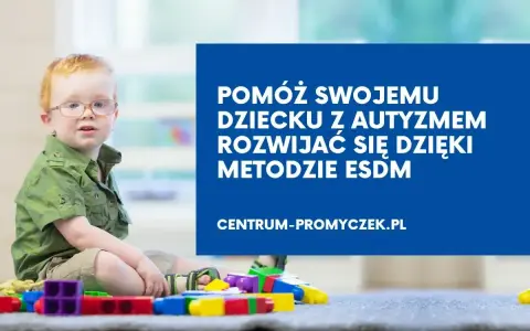 Chłopiec z autyzmem rozwija się dzięki skutecznej terapii metodą ESDM. Kolorowe klocki zachęcają do zabawy i nauki.