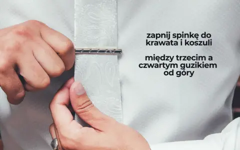 Mężczyzna zapina spinkę do krawata i koszuli między trzecim a czwartym guzikiem od góry. Elegancki sposób na noszenie spinki.