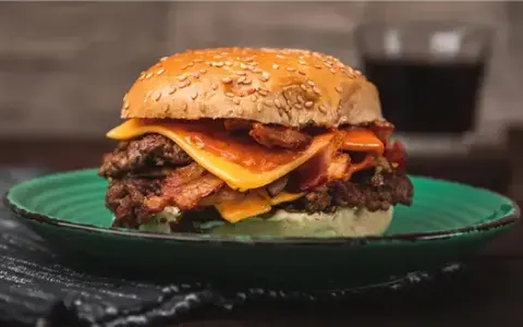 Domowe burgery: Jak zrobić idealne mięso i soczyste dodatki?