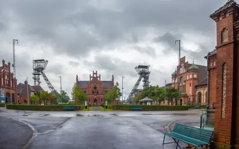 Die Zeche Zollern in Dortmund, ein beeindruckendes Industriedenkmal mit markanten Fördertürmen und roten Backsteingebäuden, lädt zum Erkunden ein.