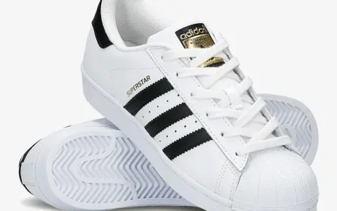 Białe adidas Superstar z czarnymi paskami i złotym logo. Poznaj, czym się różnią modele.