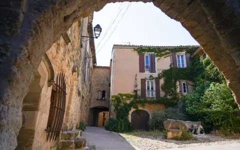 Un village pittoresque, typique du Vaucluse, avec ses maisons de pierre et ses volets clos. L'arche de pierre invite à découvrir ses ruelles.