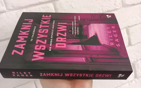Okładka książki "Zamknij wszystkie drzwi" z różowymi neonowymi literami na czarnym tle.