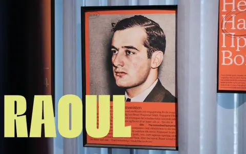 Porträtt av Raoul Oscar Wallenberg, en ung man i kostym. Texten lyfter fram hans mod och humanism.
