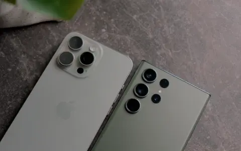 Dwa najnowsze fotosmartfony, iPhone i Samsung, leżą obok siebie na ciemnym tle.