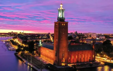 Stockholms kulturnatt firas med en magisk solnedgång över Stadshuset och Riddarfjärden.