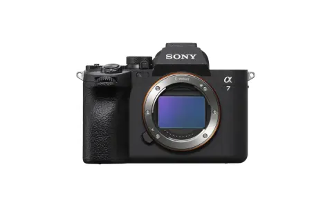 Sony Alpha 7, una delle migliori mirrorless entry level, con sensore visibile.