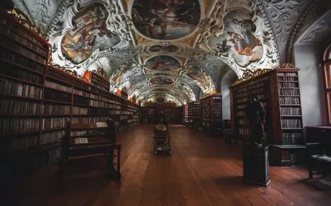 Wspaniała biblioteka z malowanym sufitem, gdzie każdy tom zdaje się szeptać starożytny psalm.
