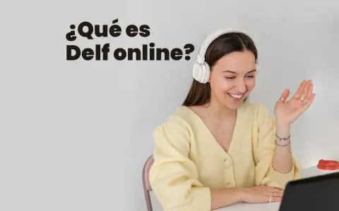 Joven sonríe con auriculares, aprendiendo qué es el Delf online.