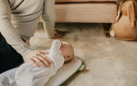 Ein Baby mit verstopfter Nase nachts zu beruhigen, kann schwierig sein. Hier sind Hausmittel, die helfen können.