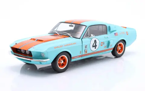 Błękitny Shelby GT z pomarańczowymi pasami i numerem 4, ozdobiony logotypami Gulf i USA.