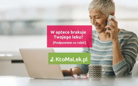 Uśmiechnięta kobieta rozmawia przez telefon, szukając leku na laptopie. W aptece brakuje Twojego leku? KtoMaLek.pl podpowie co robić.