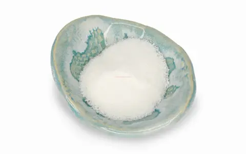 Biały proszek, prawdopodobnie sodium coco sulfate, w ozdobnej, turkusowej miseczce.