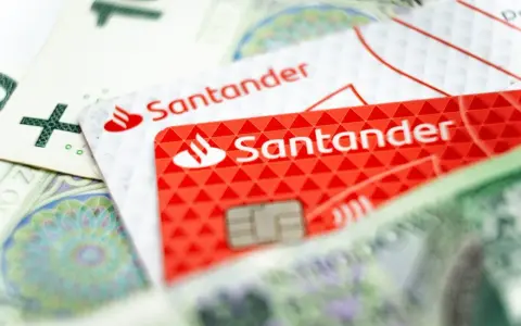 Karty Santander na tle polskich banknotów. Jak sprawdzić zajęcie egzekucyjne?