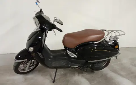 Czarny skuter Romet Retro 7 50 z brązowym siedzeniem i chromowanymi elementami, gotowy na retro podróż.
