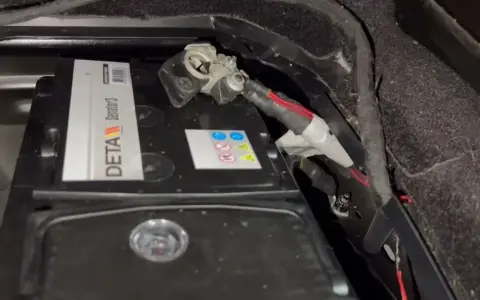 Gdzie jest akumulator w Jeep Grand Cherokee? Odkryj jego lokalizację