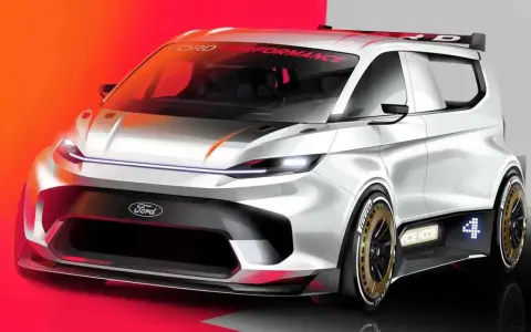 Sportlicher Ford Supervan in Weiß mit Rennstreifen und auffälligen Felgen. "Ford Performance" auf der Windschutzscheibe.