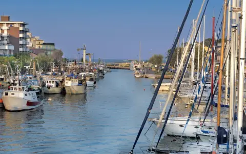 Porto turistico con barche a vela e pescherecci, un'ottima base per esplorare i borghi da visitare vicino a Bellaria.