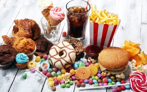 En överflöd av processade livsmedel: glass, donuts, hamburgare, pommes frites, godis och läsk.