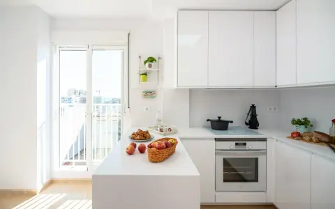 Cocinas pequeñas con barra, luminosas y modernas, con desayuno listo para disfrutar.