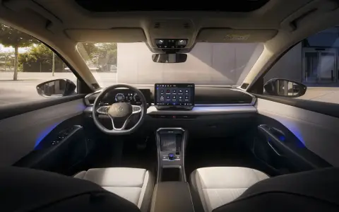 Nowoczesne vw t roc wnetrze z dużym ekranem dotykowym i ambientowym oświetleniem.