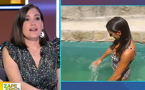 Presentadora en estudio y mujer en bikini chapoteando en el agua. Parece que la regla se corta con el agua.
