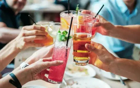 Drink z Soplicą: Proste przepisy na domowe hity. Zaskocz gości!