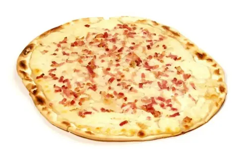 Tarte flambée, spécialité alsacienne, avec sa pâte fine, sa crème et ses lardons. Son origine remonte aux traditions paysannes.
