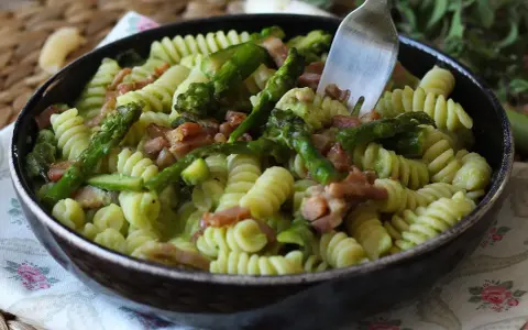 Fusilli con asparagi freschi e croccante pancetta, un piatto primaverile che conquista.