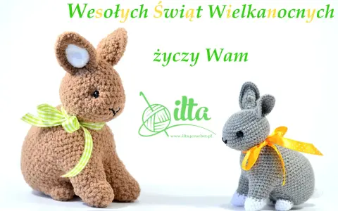 Dwa szydełkowe zające, jeden brązowy z zieloną wstążką, drugi szary z żółtą.