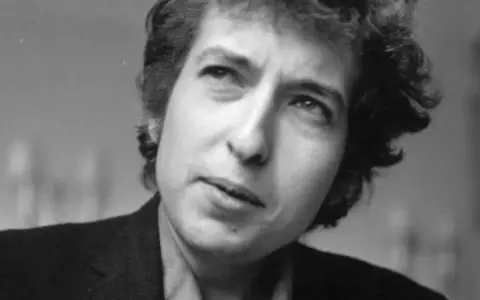 Bob Dylan, der mr tambourine man, blickt nachdenklich in die Ferne.