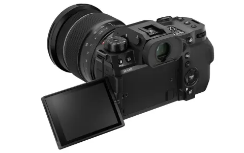 Appareil photo Fujifilm XH2 avec objectif, écran articulé ouvert, prêt à capturer le monde.