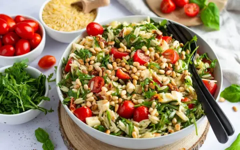 Ein köstlicher Nudelsalat mit Kirschtomaten, Rucola und Pinienkernen – einer der 10 besten Salate für den Sommer.