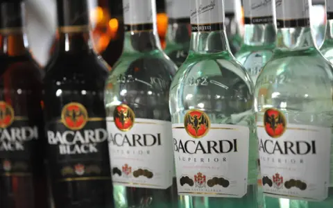 Rzędy butelek Bacardi, w tym Bacardi Black i Bacardi Superior. Bacardi to znany alkohol, rum.