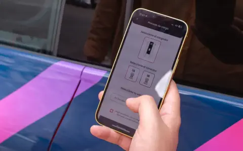 Mano usa el móvil para seleccionar el conector de carga en la mejor app cargadores eléctricos.