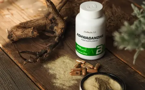 Frasco de Ashwagandha y polvo, sugiriendo sus ashwagandha beneficios para la mujer.