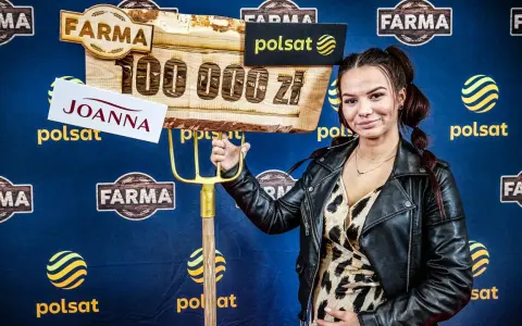 Joanna z "Farmy" trzyma widły i tablicę z napisem "100 000 zł".