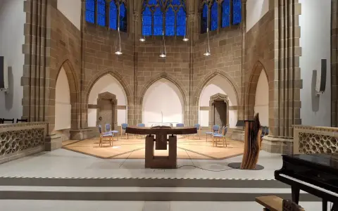 Innenraum der Christuskirche Detmold mit Altar, Stühlen und einem Flügel.