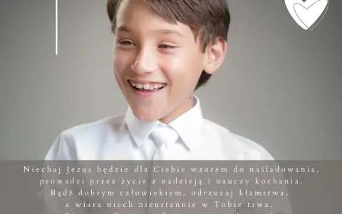 Uśmiechnięty chłopiec w białej koszuli, gotowy na Pierwszą Komunię. Krótkie życzenia na komunię: "Niechaj Jezus będzie dla Ciebie wzorem".