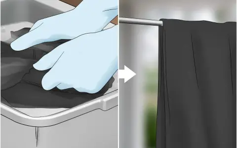 Manos enguantadas sumergen ropa negra en un recipiente, luego la prenda cuelga seca. Proceso para teñir ropa negra.