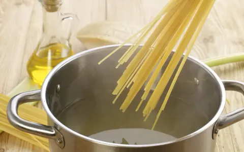 Gotowanie makaronu: jak zagotować wodę w garnku, dodać spaghetti, oliwę i ser.