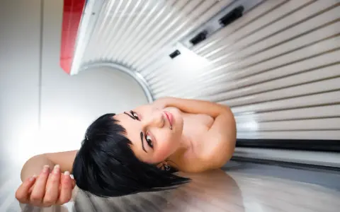 Kobieta w solarium, zastanawia się, czy po botoksie można się opalać.