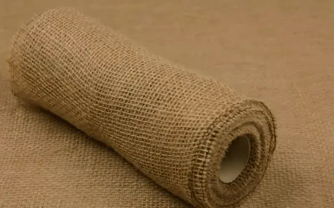 Zrolowana juta, naturalny materiał, idealny do dekoracji i rękodzieła. Juta co to? To ekologiczny wybór.